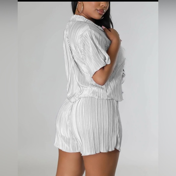 New Women’s Pleated 2 piece Short Set White - Picture 4 of 4